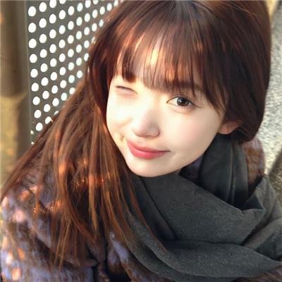 她在这里
